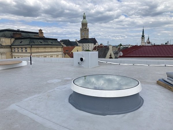 Dodávka a montáž střešního světlíku do bytového domu v Prostějově